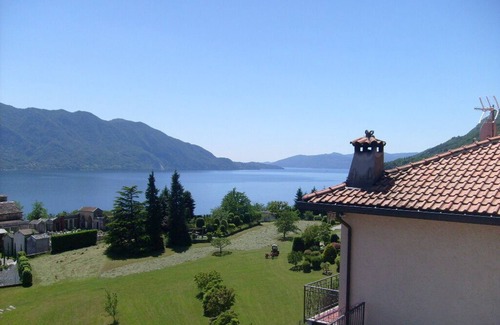 Gonte Apartment | Spacious 3½-room apartment with beautiful sunny garden & view of the lake