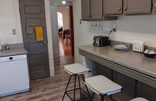 St. Louis Apartment | Spacious 3b/1b Great LocationnForest Park- Delmar Loop- WashUnPrivate Balcony