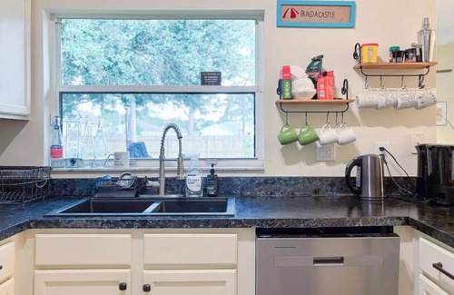 Port Malabar House | Spacious 3bed 2bath: 4k TV in all rooms, Fenced Backyard, BBQ, Games, Workspace