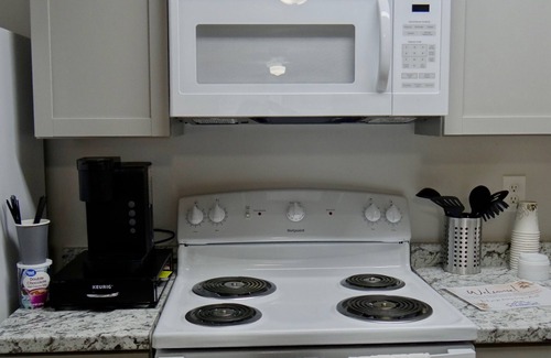 Charleston Apartment | Spacious 3Bed/3Bath Apt: Pet-Friendly, Gym, Minutes from EIU & Local Attractions