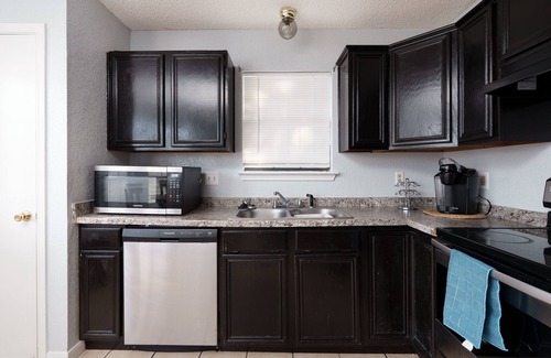 Killeen House | Spacious 3BR/2.5BA House with Serene Balcony Retreat - Your Perfect Getaway