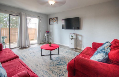 South Main Apartment | Spacious 3BR, 2BA Condo near Medcenter & NRG