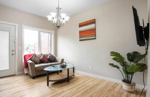 Saskatoon House | SPACIOUS 3BR 2STOREY SUITE CNTRLY LCTD IN THE CITY