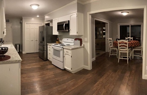 Wenatchee House | Spacious 3BR,8 guest, pool/2BA/Hot tub, SKI-SUN