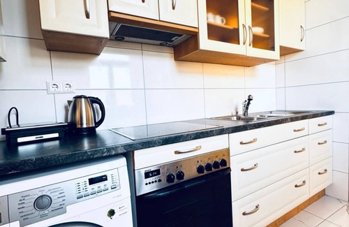 Liesing Apartment | Spacious 3BR Apartment Near Kaufpark Alterlaa