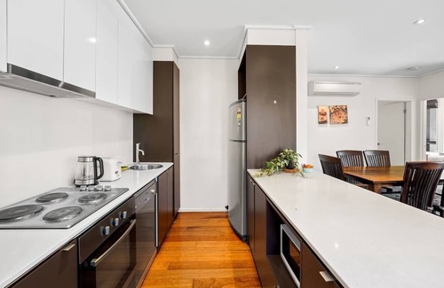 Glen Waverley Apartment | Spacious 3BR Apt at Central Glen Waverley with parking