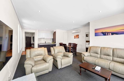 Glen Waverley Apartment | Spacious 3BR Apt at Central Glen Waverley with parking