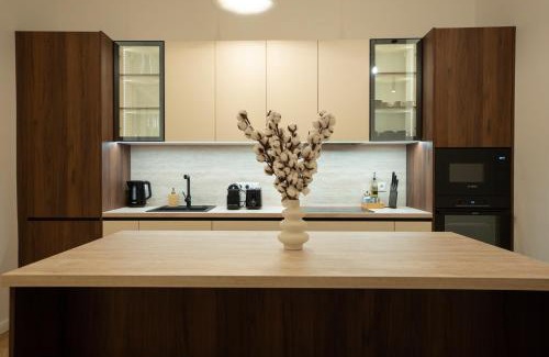 Alservorstadt Apartment | Spacious 3BR Escape with Sauna and Billiard
