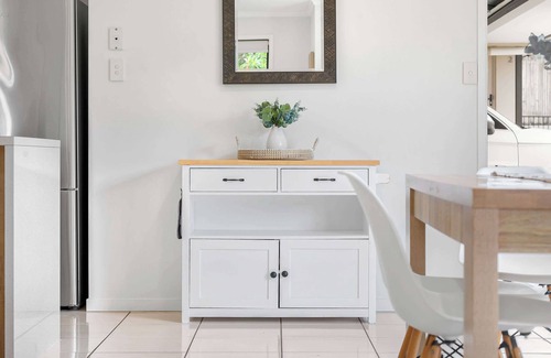 Kuluin House | Spacious 3BR Family Retreat, Pet Friendly