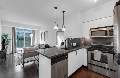 Downtown Toronto Hotel | Spacious 3BR - Free Parking - City View - Pool - Gym