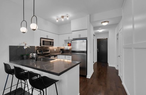 Downtown Toronto Hotel | Spacious 3BR - Free Parking - City View - Pool - Gym
