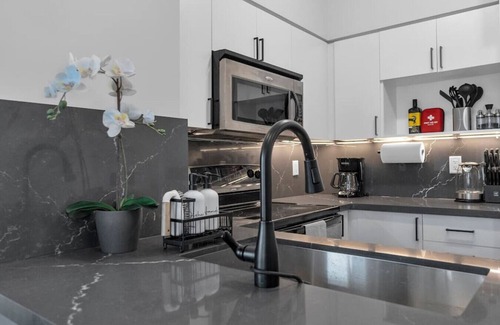 Downtown Toronto Hotel | Spacious 3BR - Free Parking - City View - Pool - Gym