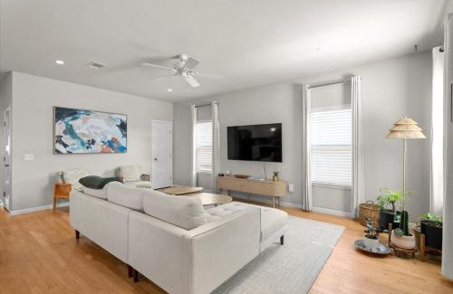 East MLK House | Spacious 3BR Getaway w Free Parking Pet Friendly