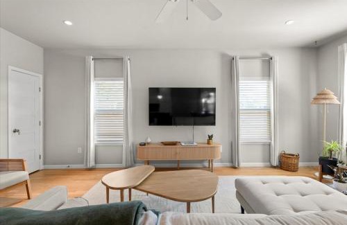 East MLK House | Spacious 3BR Getaway w Free Parking Pet Friendly