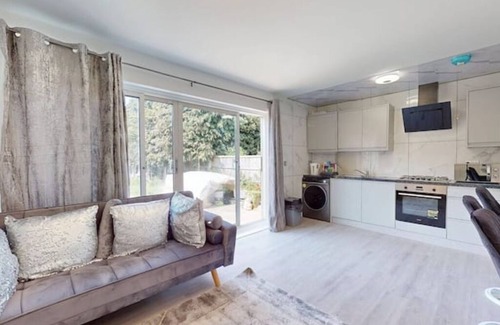 Offham House | Spacious 3BR Home + Parking