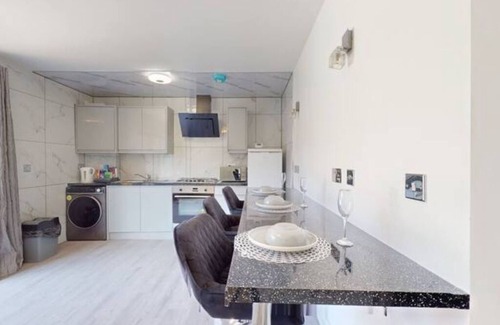 Offham House | Spacious 3BR Home + Parking