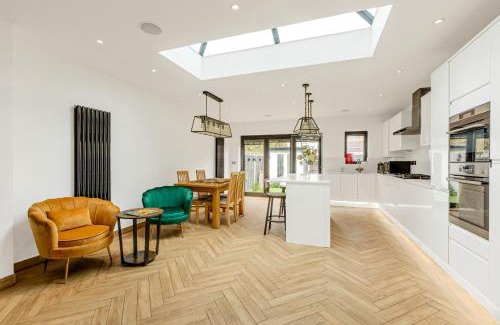 Seven Kings Apartment | Spacious 3BR Home with Garden & Parking, Ilford