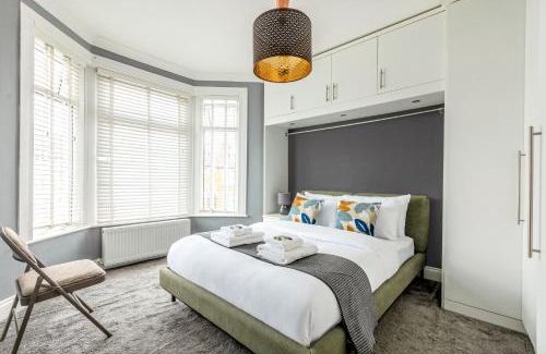 Seven Kings Apartment | Spacious 3BR Home with Garden & Parking, Ilford