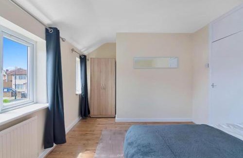 Turkey Street Apartment | Spacious 3BR House in Enfield North London with Garden