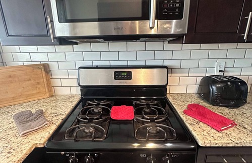 Central West End Apartment | Spacious 3BR near BJ Hospital, Forest Park, STLZoo