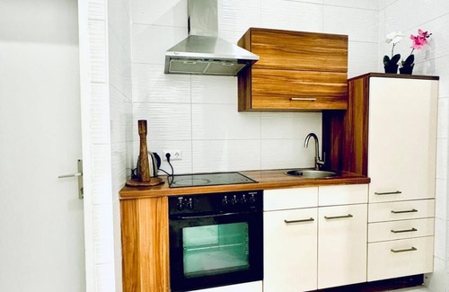Liesing Apartment | Spacious 3BR Near Kaufpark Alterlaa