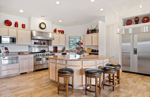 Tri-Cities House | Spacious 3BR On Golf Course, Close to Wineries, Shopping, Sports Fields