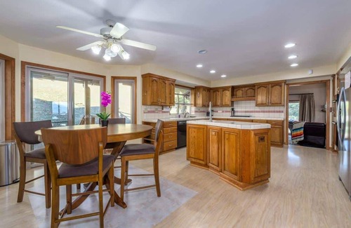 Oakhurst House | Spacious 3BR Retreat w/Hot Tub & Mountain Views