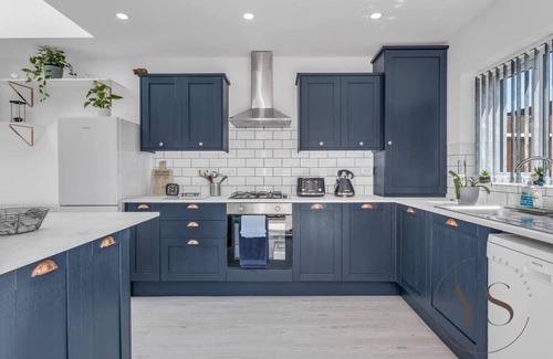 West Bromwich House | Spacious 3BR Stay w/Garage Near Birmingham