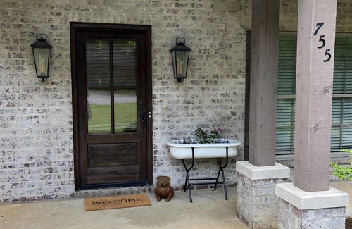 Starkville House | Spacious 3BR with 3 full bath on 1 acre approx 1.3 miles to Davis Wade!