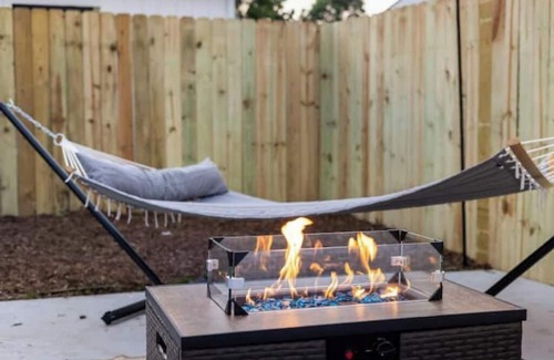 St. Edwards House | Spacious 4/2 home, pool table, bbq, firepit