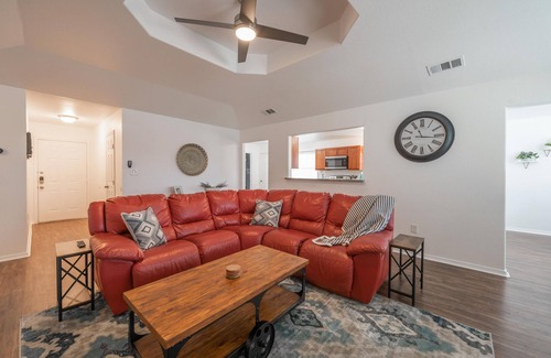 Killeen House | Spacious 4 Bd/2 Ba Home w/Entertainment Rm & Fire Pit - Close to Ft. Cavazos!