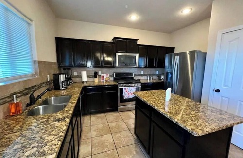 Biggs Field House | Spacious 4 BD 3.5 BTH home near I-10 and Loop 375