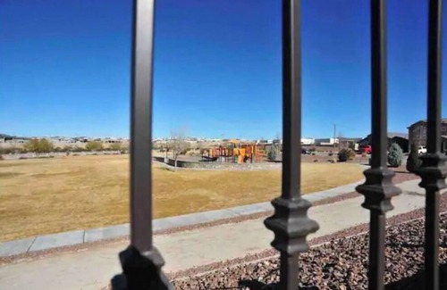 Biggs Field House | Spacious 4 BD 3.5 BTH home near I-10 and Loop 375