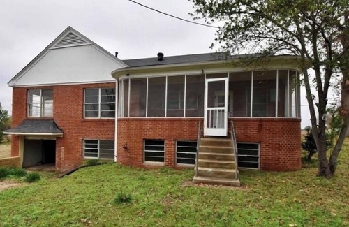 Ruston House | Spacious 4-Bdrm house in Ruston with WiFi and AC & Wonderful front & back porch