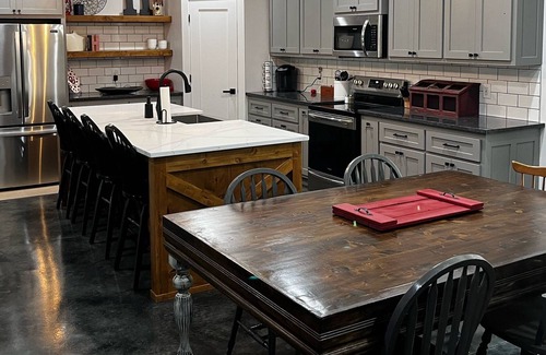 Hoyt House | Spacious 4 bed, 4.5 bath