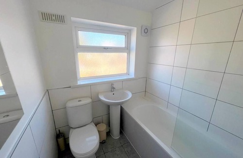 Bensham Manor House | Spacious 4-Bed House in Thornton Heath