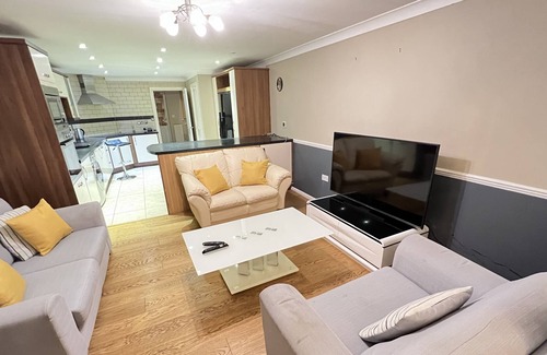 Sittingbourne House | Spacious 4 Bed House sleeps 8