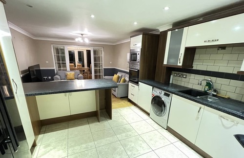 Sittingbourne House | Spacious 4 Bed House sleeps 8