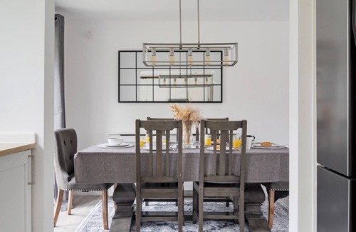Manchester House | Spacious 4 Bed Hidden Gem | Pass The Keys
