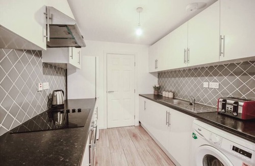 Canterbury House | 💎Spacious 4 Bed House, City Centre -Parking Avail