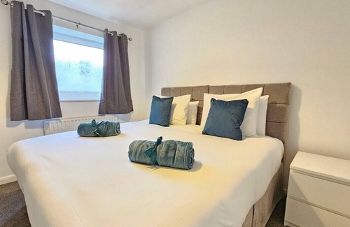 Pettits House | Spacious 4 Bedroom, Free Parking, Sleeps 7