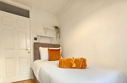 Pettits House | Spacious 4 Bedroom, Free Parking, Sleeps 7