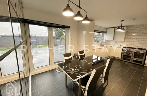 Havering House | Spacious 4-Bedroom Home | Driveway & Garden