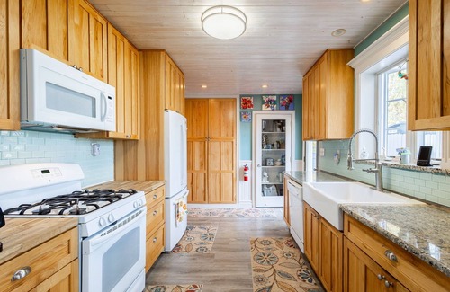 Harsens Island Cottage | Spacious 4+bedroom lodge with WiFi and AC, large lot on tranquil Harsens Island