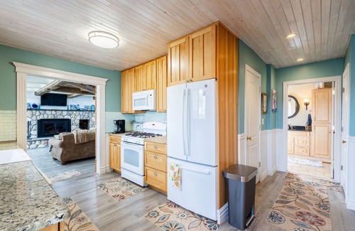 Harsens Island Cottage | Spacious 4+bedroom lodge with WiFi and AC, large lot on tranquil Harsens Island