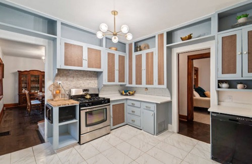 Des Moines House | Spacious 4-bedroom 2ba classy house ready to host your large group!