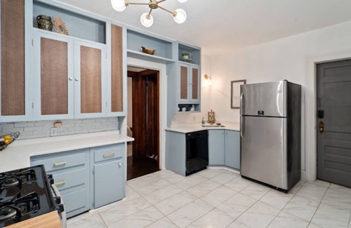 Des Moines House | Spacious 4-bedroom 2ba classy house ready to host your large group!