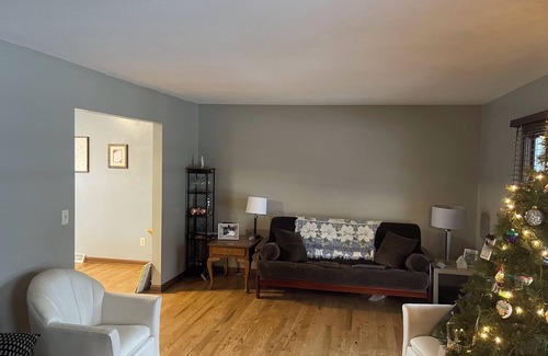 Oshkosh House | Spacious 4-bedroom 3 Bath house, close to EAA