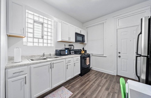 Woodlawn Apartment | Spacious 4-bedroom apartment in fabulous Chicago with WiFi, AC