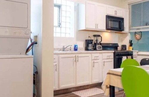 Woodlawn Apartment | Spacious 4-bedroom apartment in fabulous Chicago with WiFi, AC